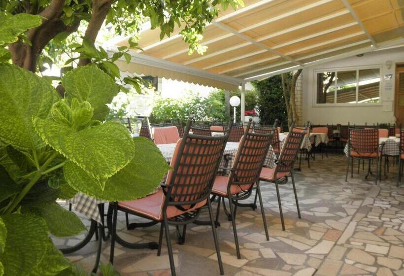 带阳台的三人标准间, Bed & Breakfast Rab