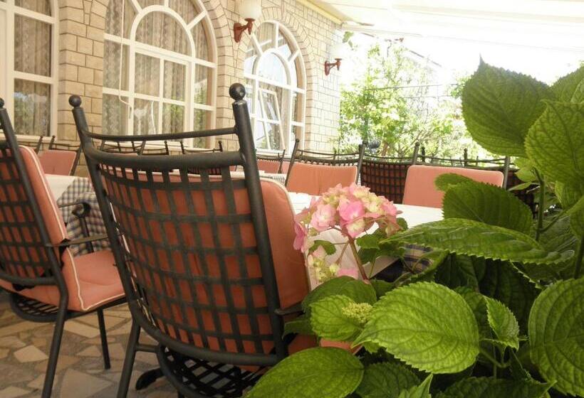 带阳台的三人标准间, Bed & Breakfast Rab