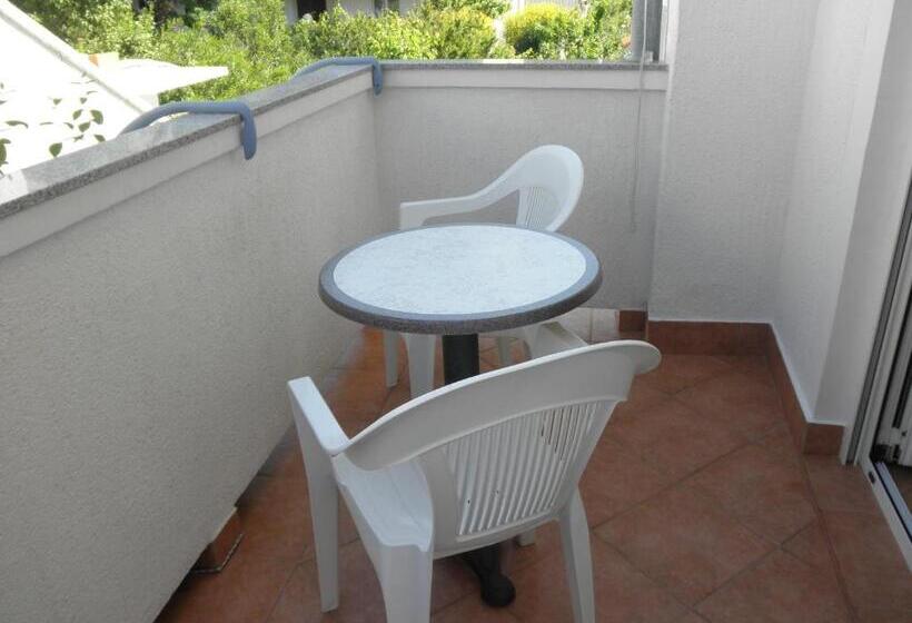 带阳台的三人标准间, Bed & Breakfast Rab