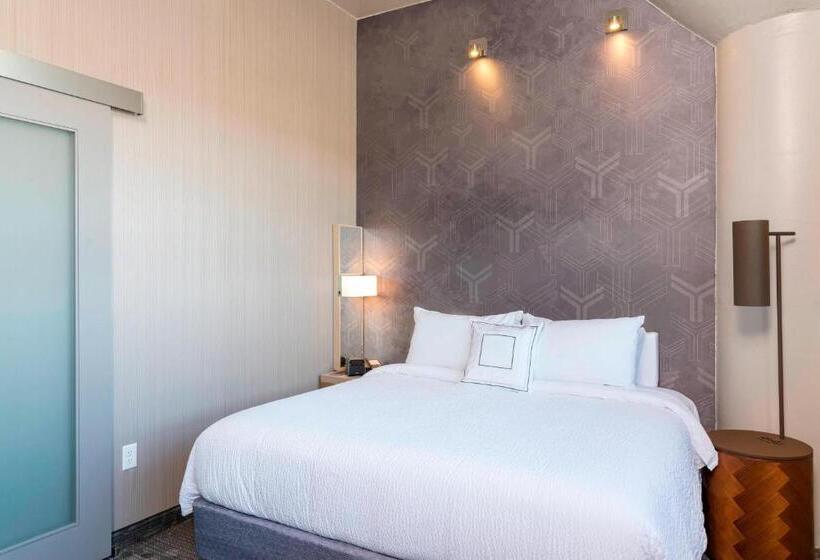 디럭스 스위트 킹 침대, Courtyard By Marriott Waterloo Cedar Falls