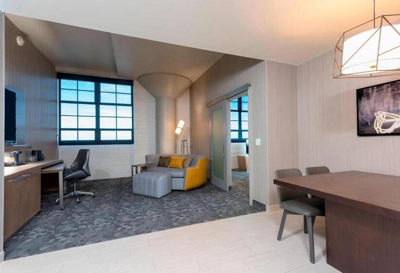 디럭스 스위트 킹 침대, Courtyard By Marriott Waterloo Cedar Falls