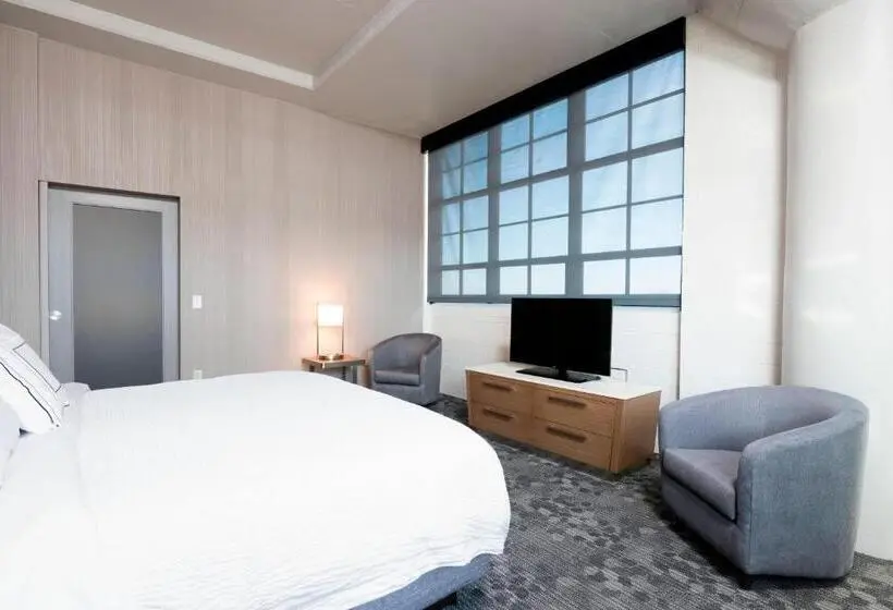 Deluxe Suite King Bed, Courtyard By Marriott Waterloo Cedar Falls