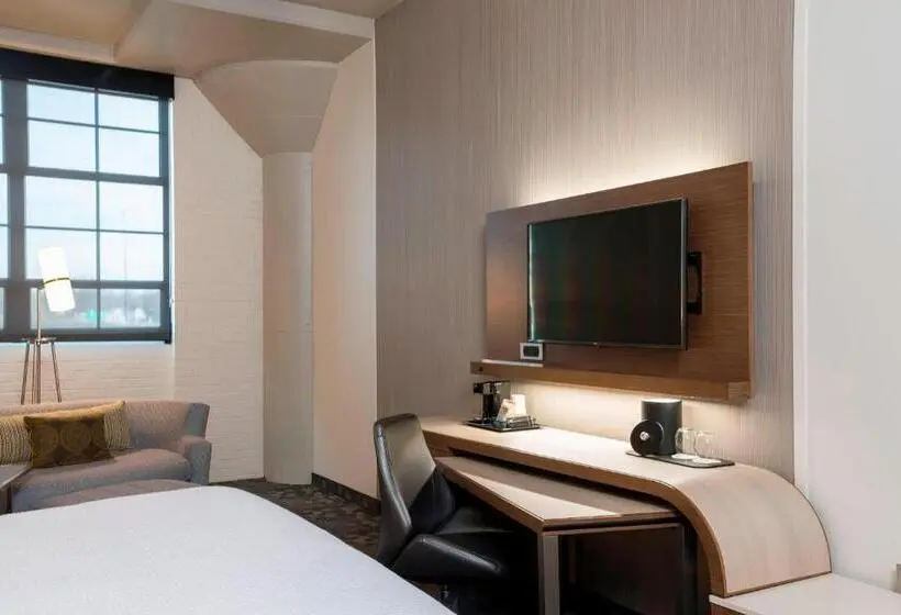 اتاق استاندارد با تخت بزرگ برای معلولان, Courtyard By Marriott Waterloo Cedar Falls