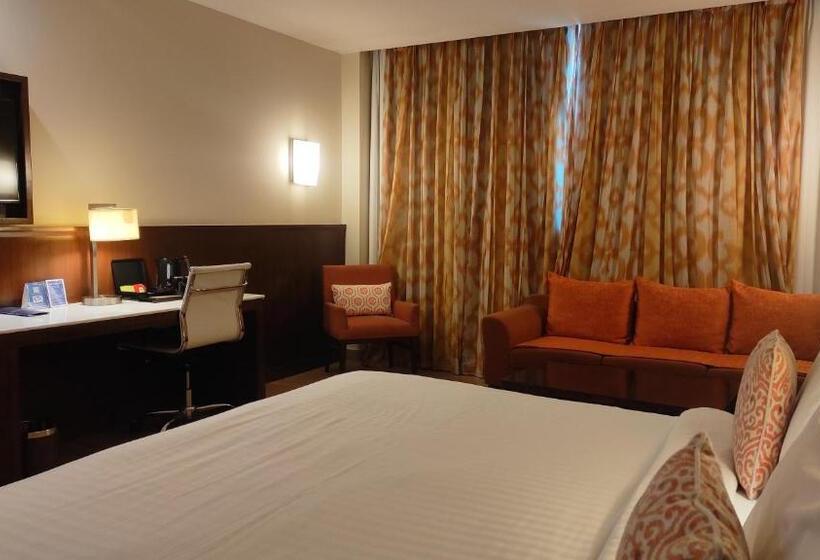 带大床的高级房间, Fairfield By Marriott Amritsar