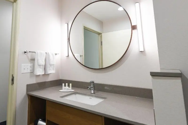キングサイズベッドのスタンダードルーム, Fairfield Inn & Suites Ontario Rancho Cucamonga
