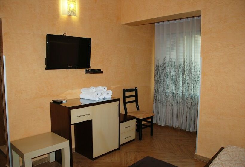 اتاق استاندارد سه نفره, Gega