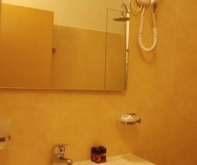 اتاق استاندارد سه نفره, Gega