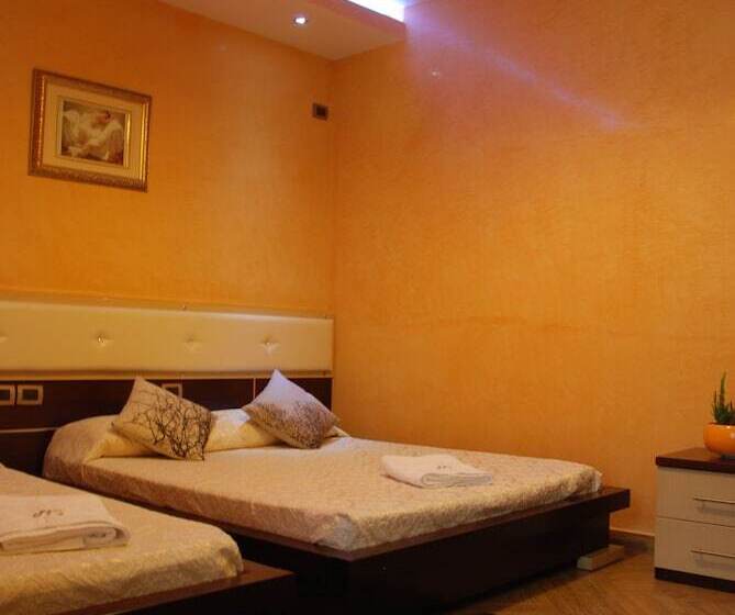 اتاق استاندارد سه نفره, Gega