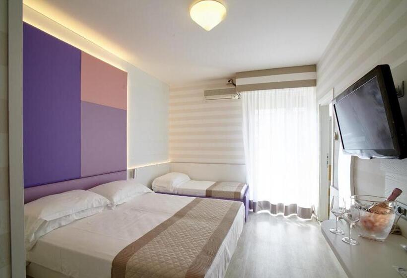 חדר סטנדרט לשלושה עם מרפסת, Helen