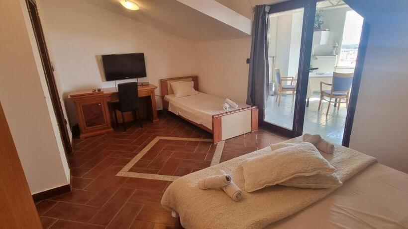 Номер Стандарт с Террасой, Rooms Laura