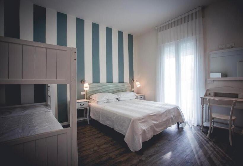 Quarto Quadruple Standart com Varanda, Ronchi