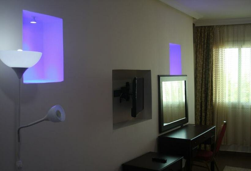 Habitación Estándar, Salime Al Khozama