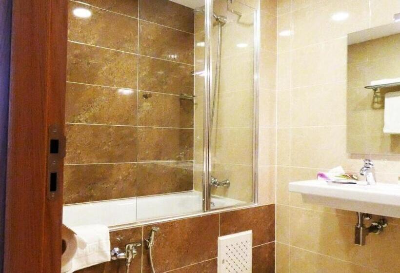 اتاق استاندارد چهار تخته, Le Zenith Hotel Oran