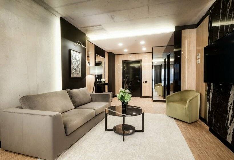 エクゼクティブスイート, Platinia