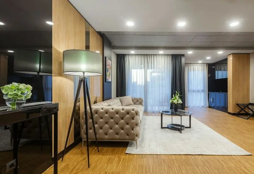 Perhesviitti, Platinia