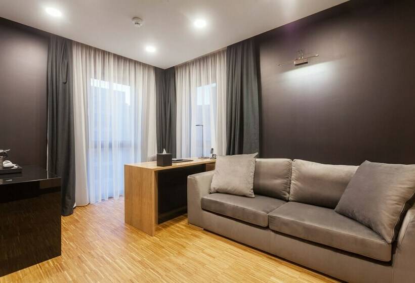 سوییت خانوادگی, Platinia