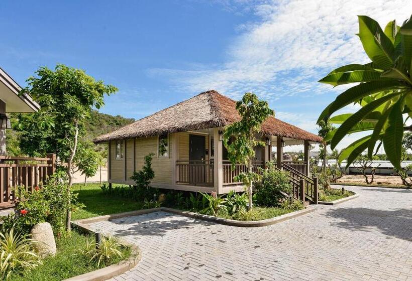 اتاق استاندارد سه نفره, Lan Rung Beach Resort