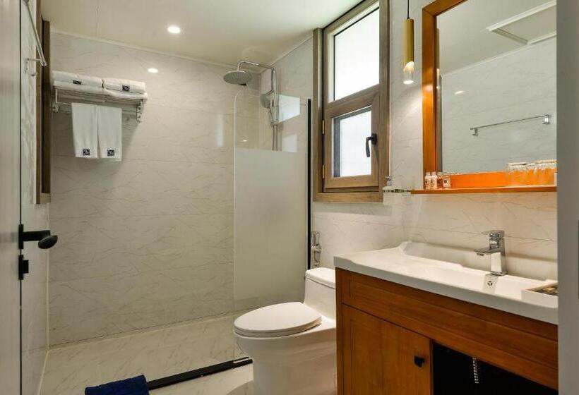 اتاق استاندارد سه نفره, Lan Rung Beach Resort