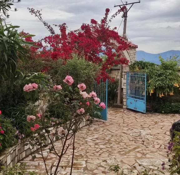 اتاق لوکس با بالکن, Villa Hena