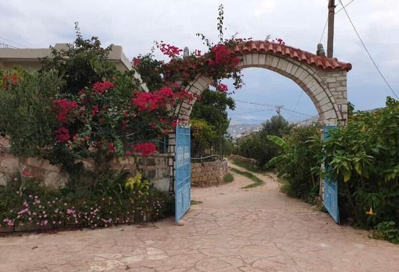 اتاق لوکس با بالکن, Villa Hena