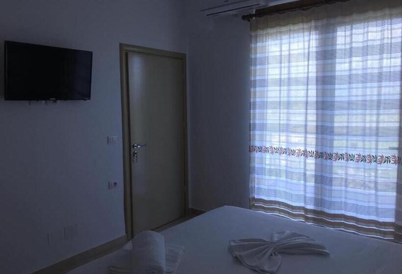 اتاق لوکس با بالکن, Villa Hena