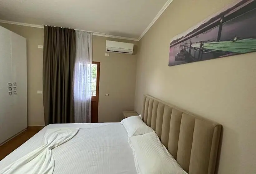 اتاق استاندارد چهار تخته با چشم‌انداز دریا, Molla Hotel Restorant