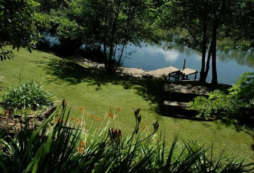سوئیت با چشمانداز رودخانه, On The River