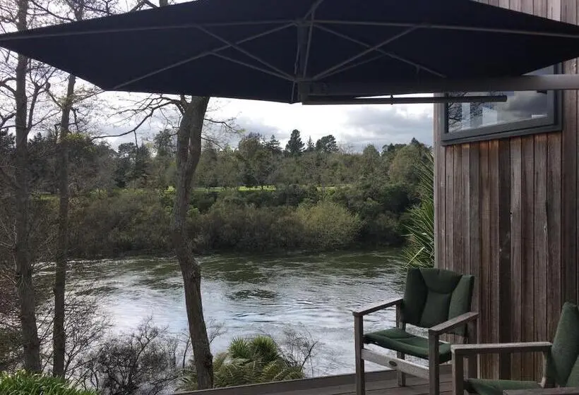 سوئیت با چشمانداز رودخانه, On The River