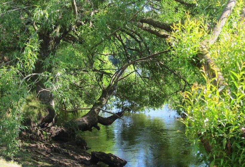 جناح مطل على البحر, On The River