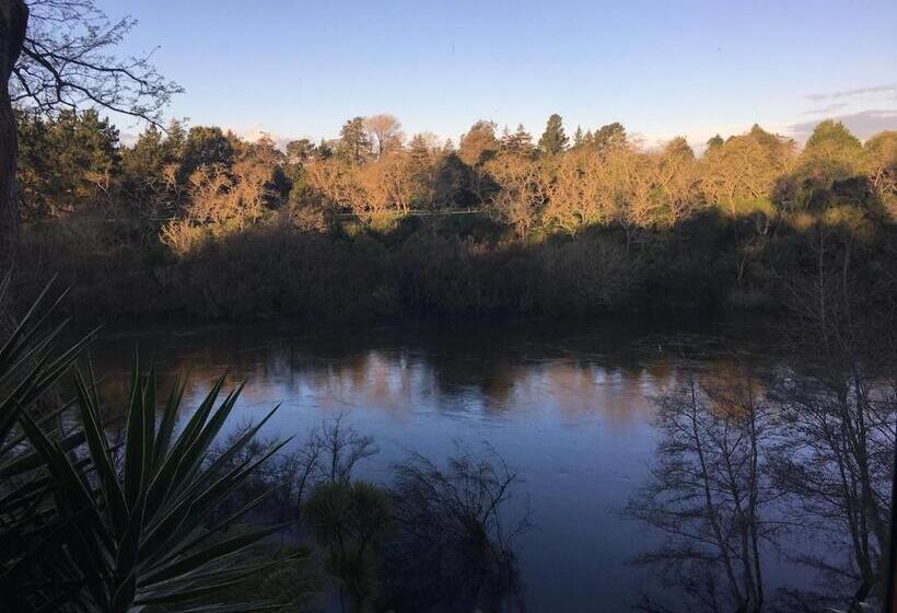 １ベッドルームハウス, On The River