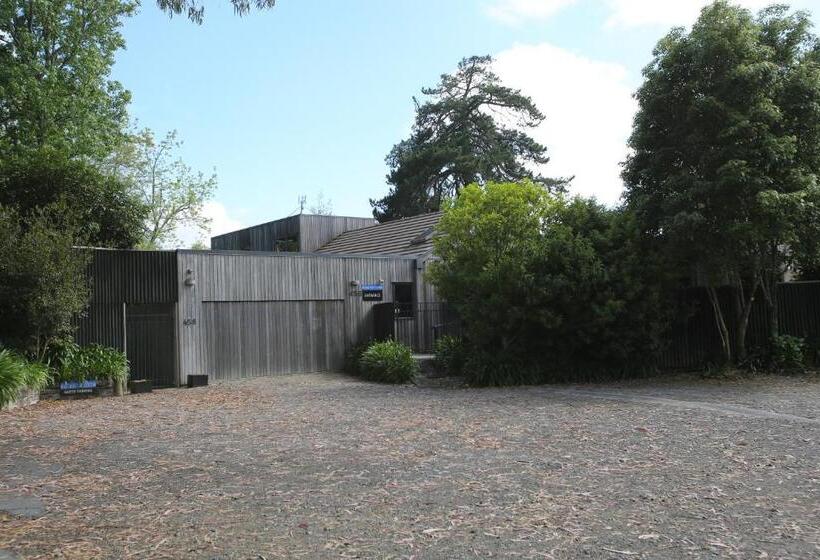 منزل غرفة نوم واحدة, On The River