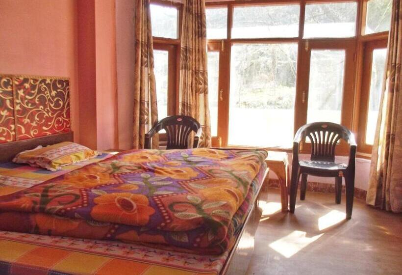 غرفة إقتصادية, Pines And Peaks