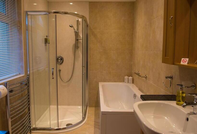 اتاق استاندارد با تخت بزرگ, The Roses B&b