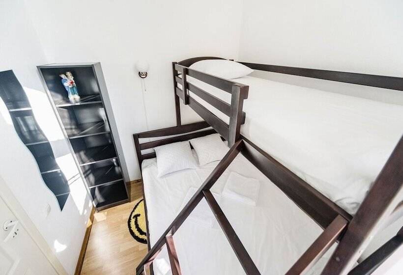 اتاق استاندارد سه نفره, Muzey Hostel