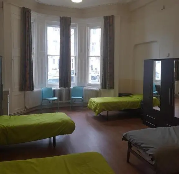 ルームシェアのワンベッド, Halpin House