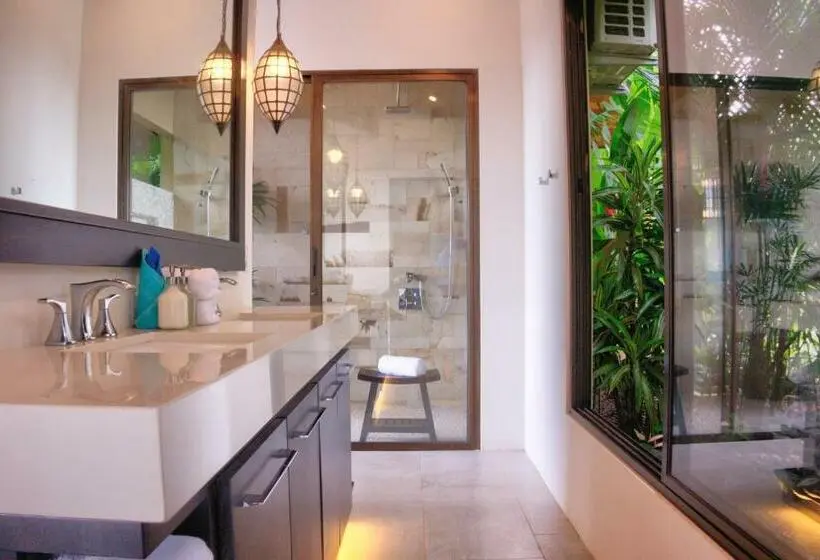 Juniorsviitti Uima-allas, Golden Pineapple Villas Adults Only