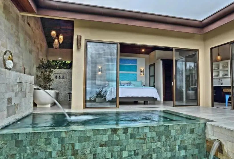 Juniorsviitti Uima-allas, Golden Pineapple Villas Adults Only