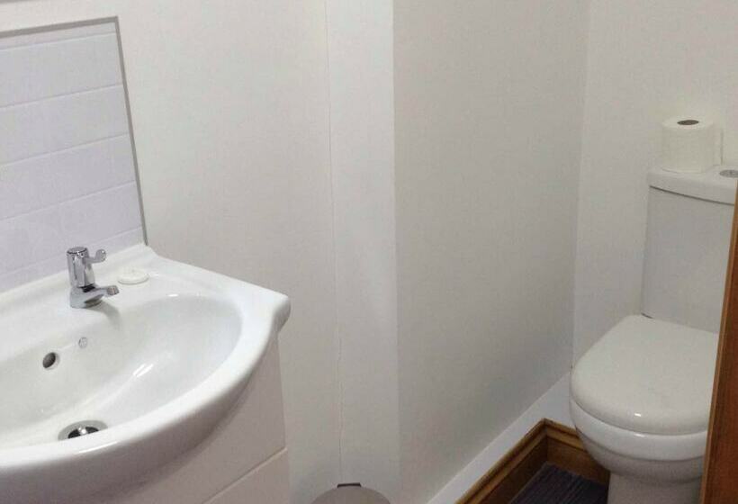 חדר סטנדרט, The Bear On The Square