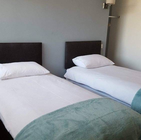 חדר סטנדרט, The Bear On The Square