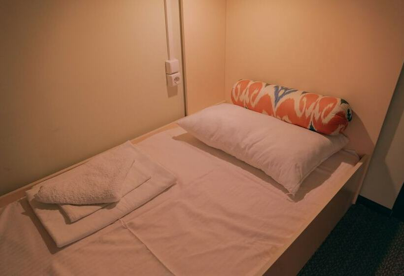 تختخواب در اتاق مشترک, Somoni Hostel