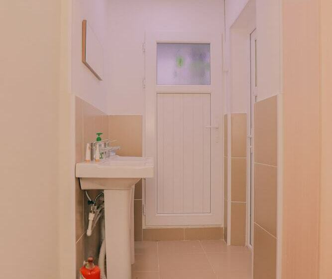 تختخواب در اتاق مشترک, Somoni Hostel