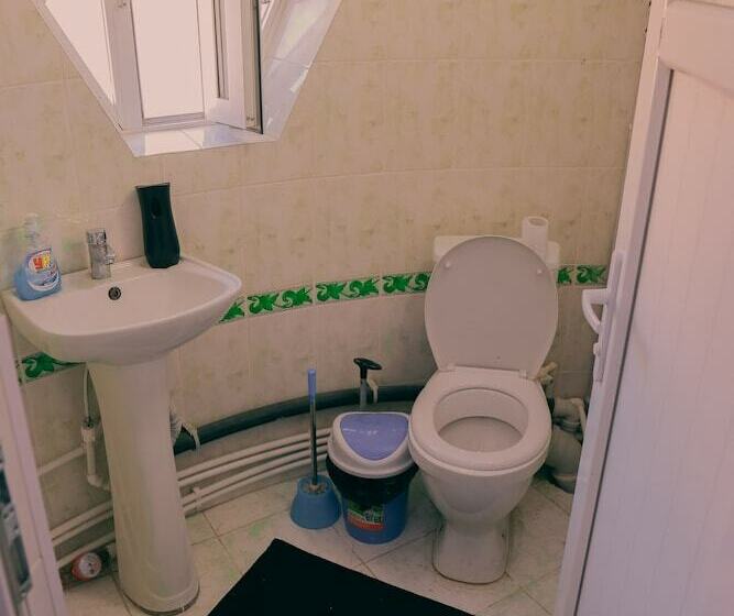 تختخواب در اتاق مشترک, Somoni Hostel