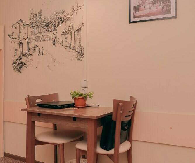 تختخواب در اتاق مشترک, Somoni Hostel