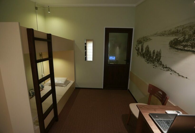 تختخواب در اتاق مشترک, Somoni Hostel