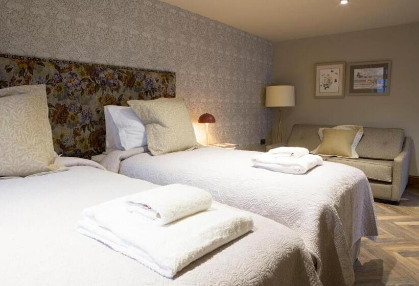 חדר משפחתי, The Legh Arms Prestbury