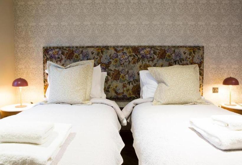 חדר משפחתי, The Legh Arms Prestbury