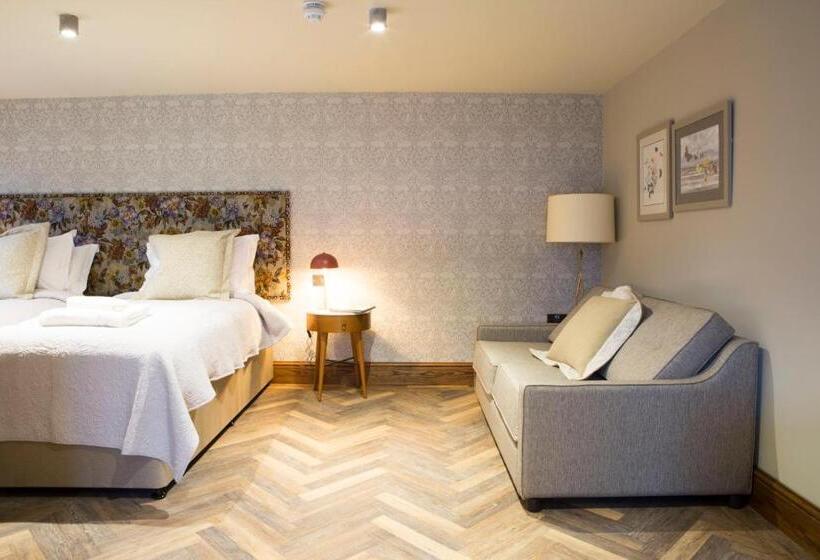 חדר משפחתי, The Legh Arms Prestbury