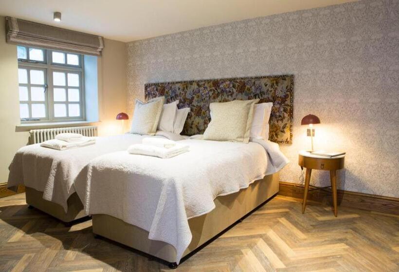 חדר משפחתי, The Legh Arms Prestbury