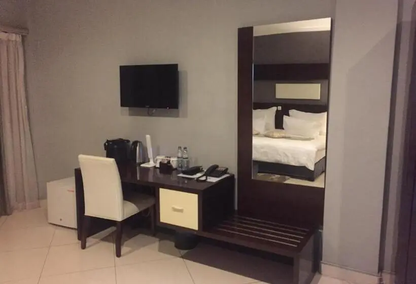 Deluxe Suite, Amirana