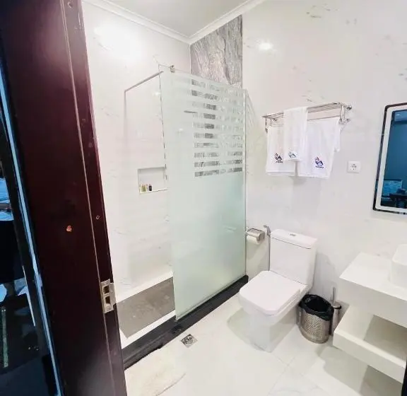 Deluxe Suite, Amirana